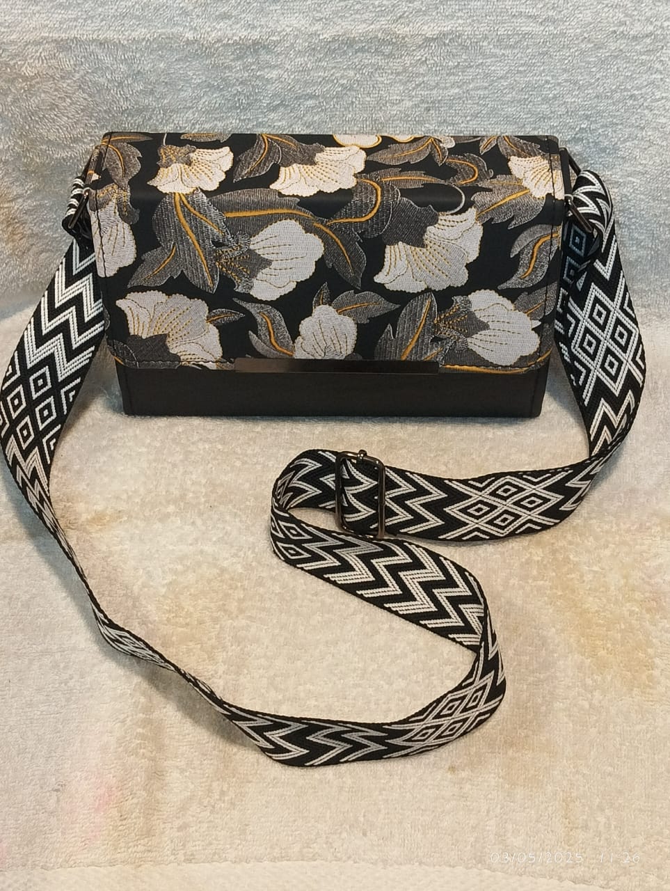 Bag black white leaf