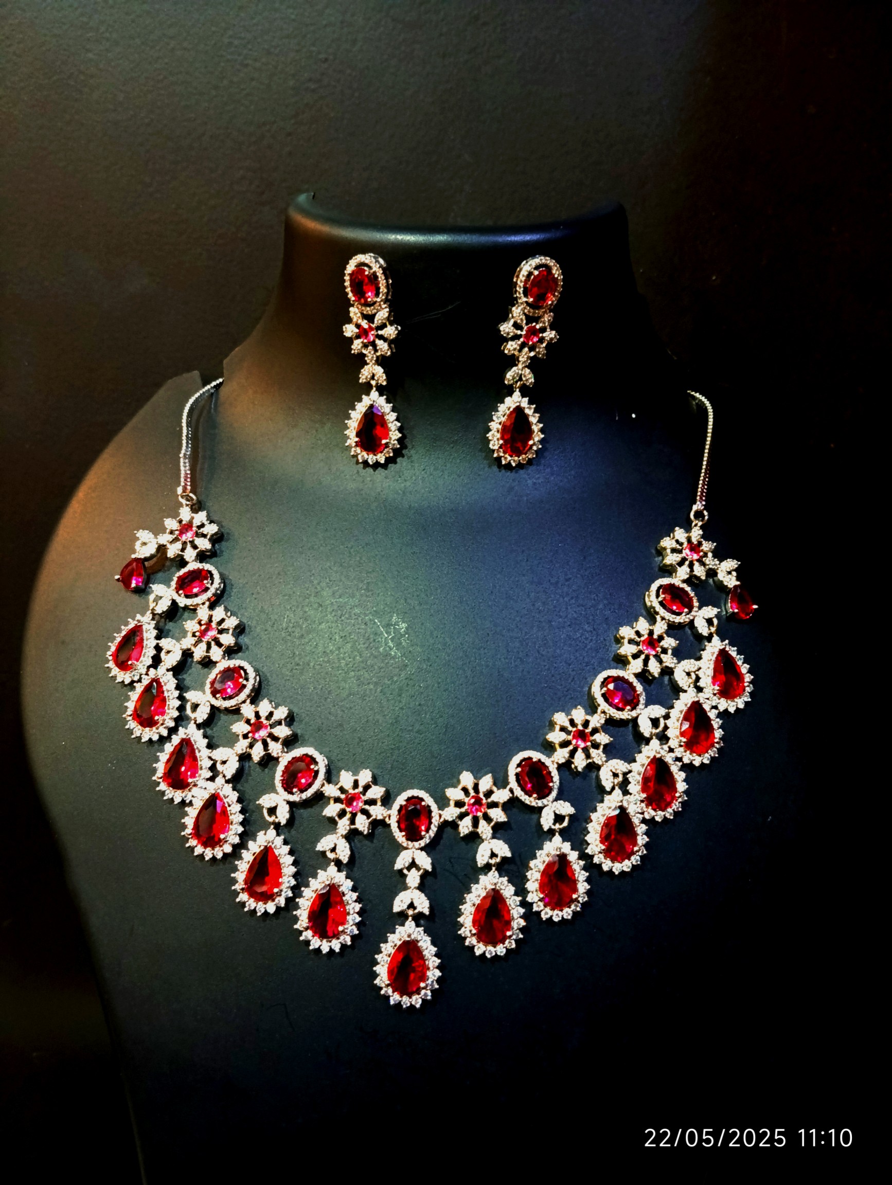 Jewellery set silver body and red stones