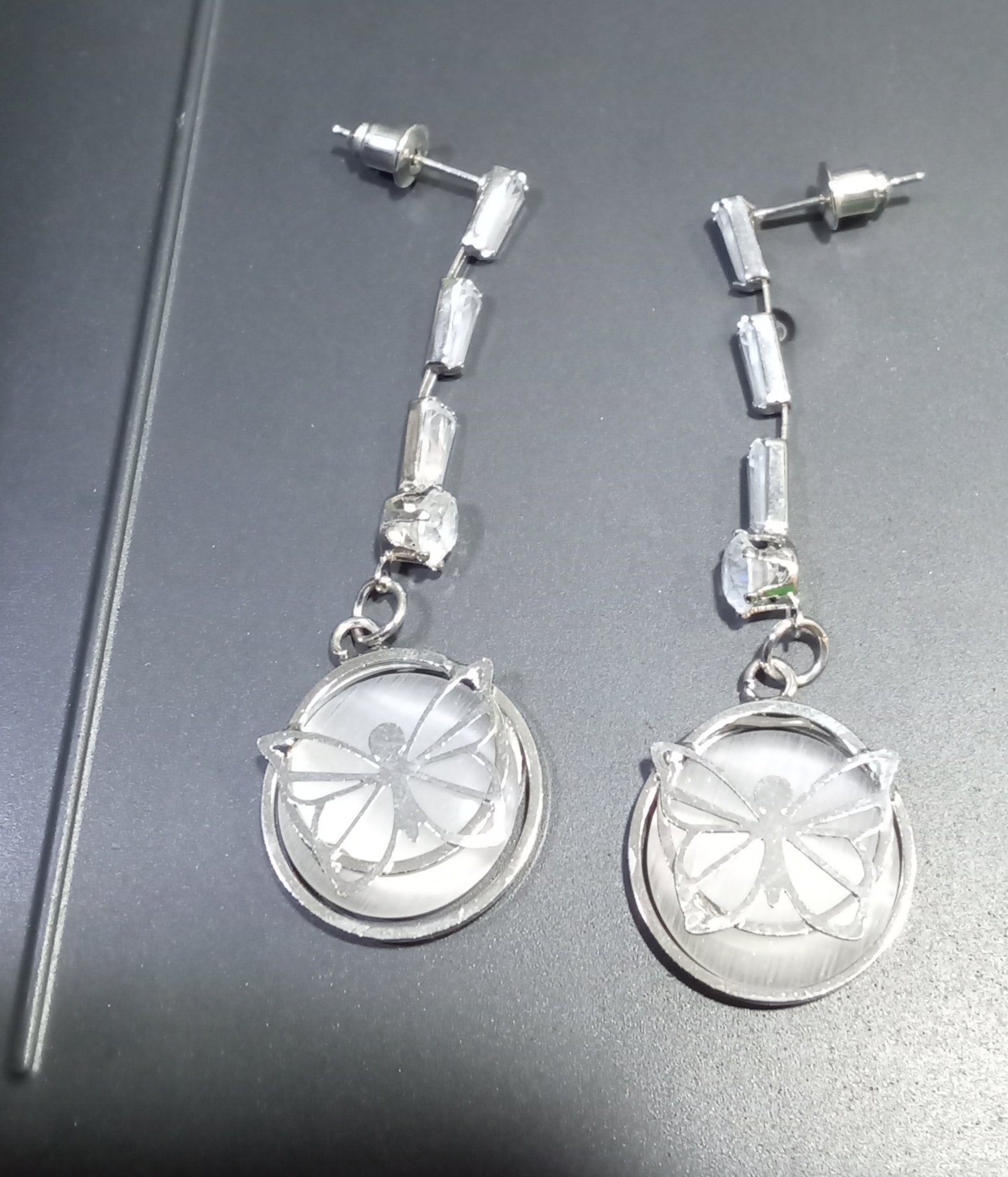 Earrings silver &white stone 28